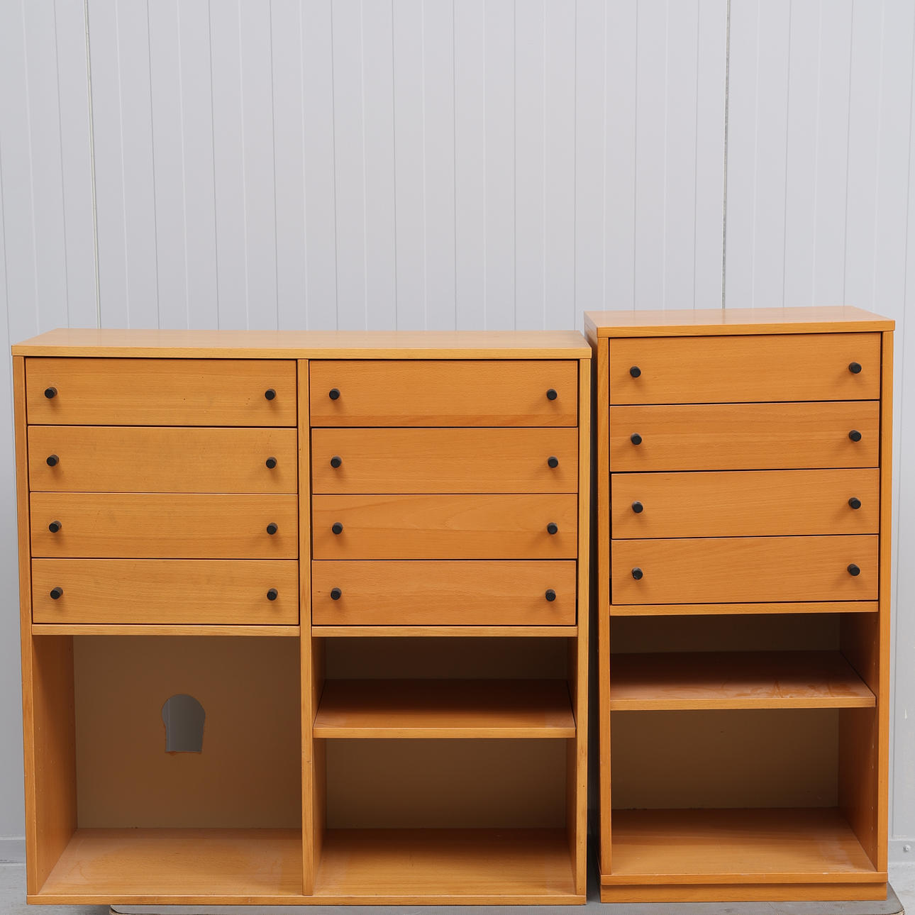 Et sæt af 2 moderne kommoder.