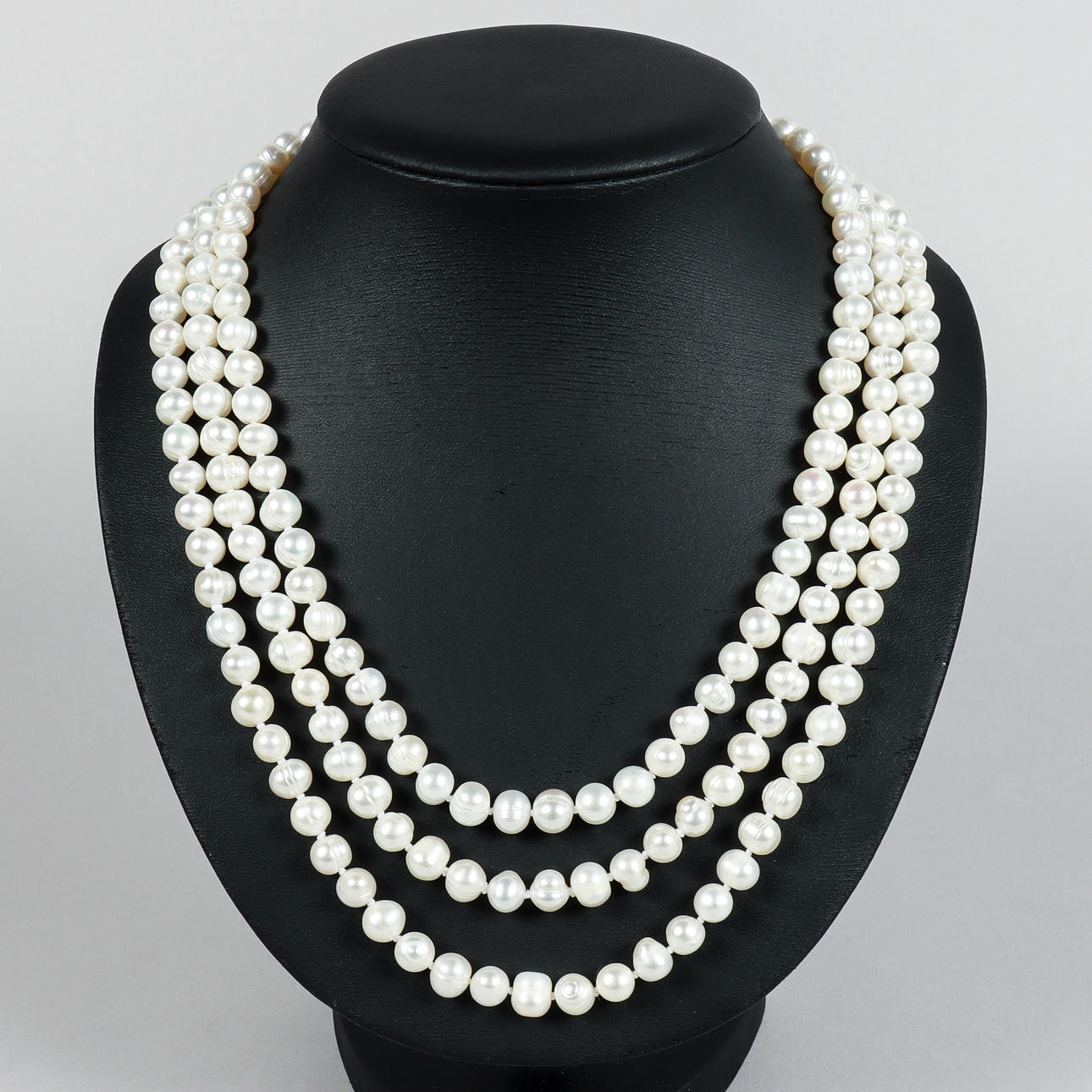 PÄRLCOLLIER, långt, odlade sötvattenspärlor.