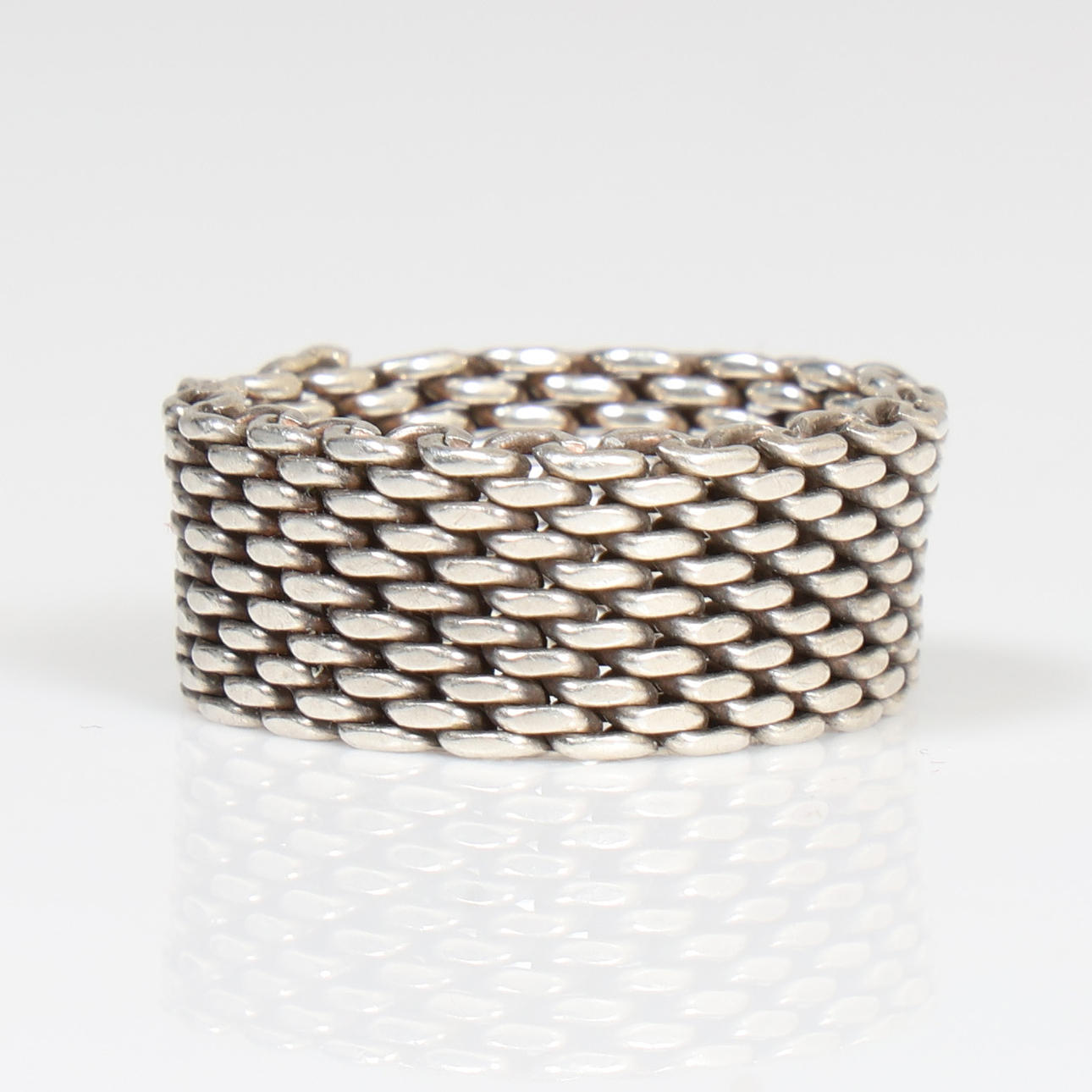 A TIFFANY & CO. SILVER CHAINLINK RING.