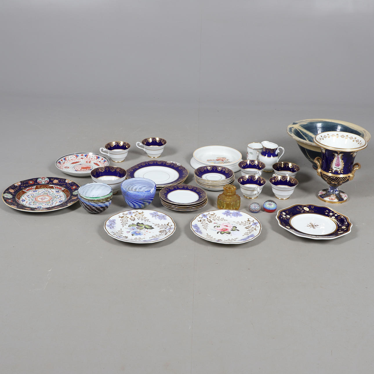 ASSORTED PORCELAIN, POTTERY AND GLASS.