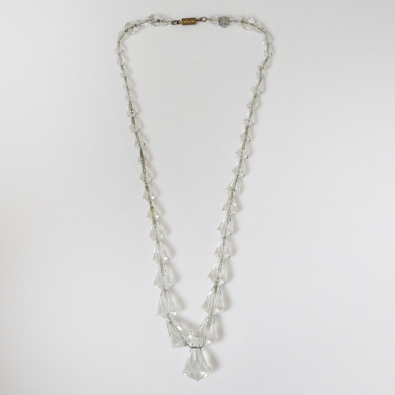 A CLEAR GLASS BEAD NECKLACE.
