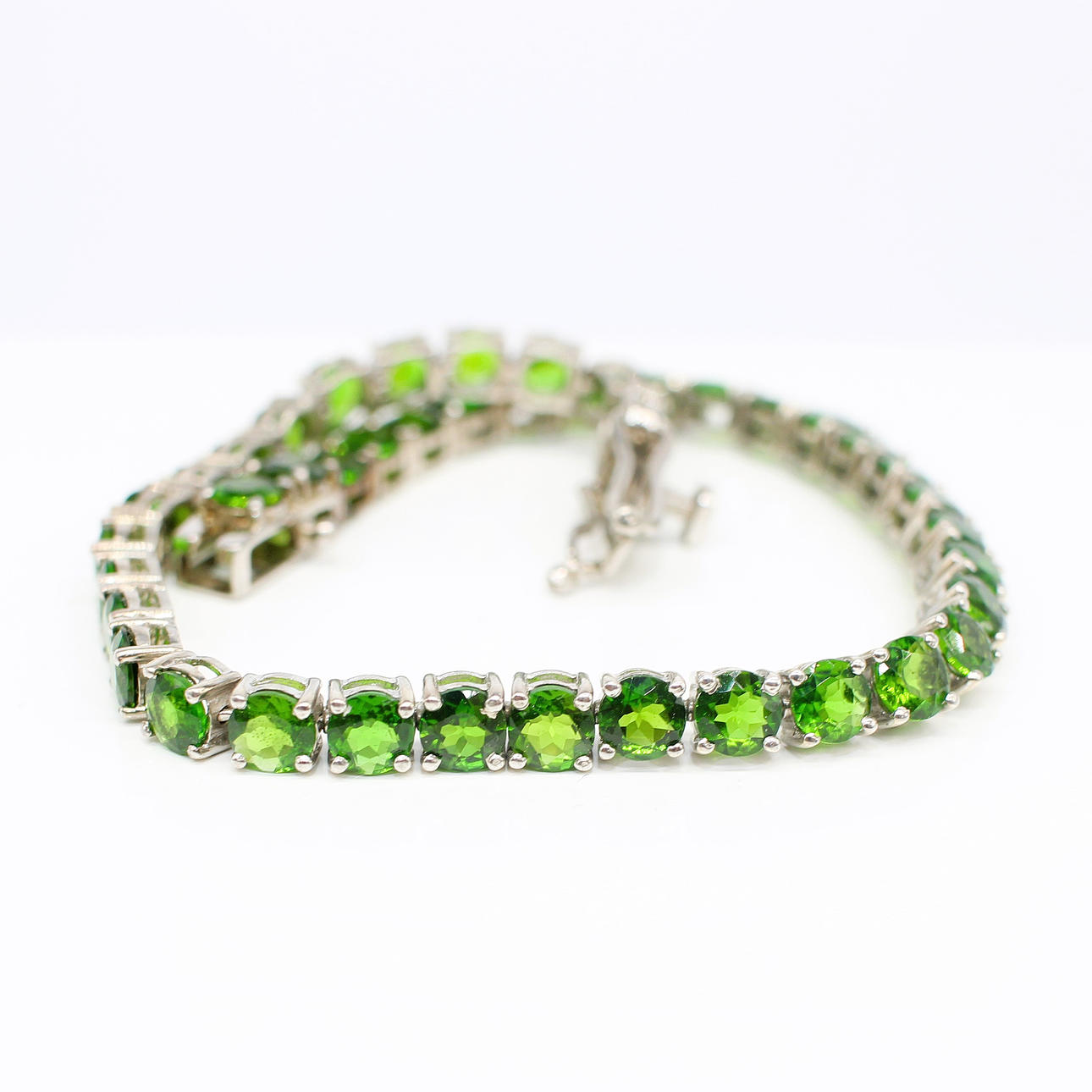 GREEN DIOPSIDE LINE BRACELET.