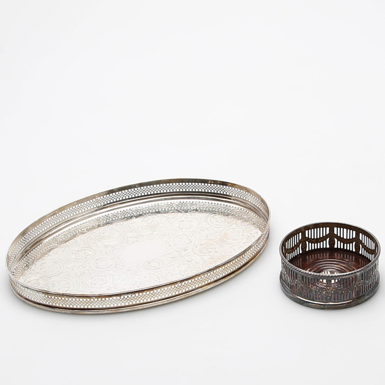 BRICKA OCH COASTER, silverpläterad vitmetall England 1900-tal.