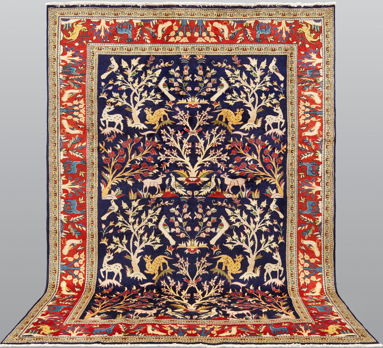 ORIENTTEPPICH. Handgeknüpft, figural, ca. 305 x 195 cm.