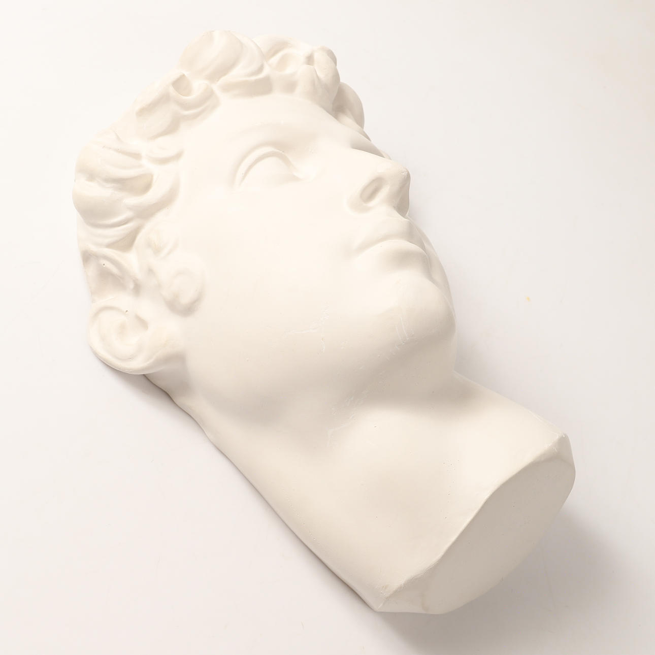 WANDRELIEF, Portrait eines Mannes, weiß bemalter Putz.