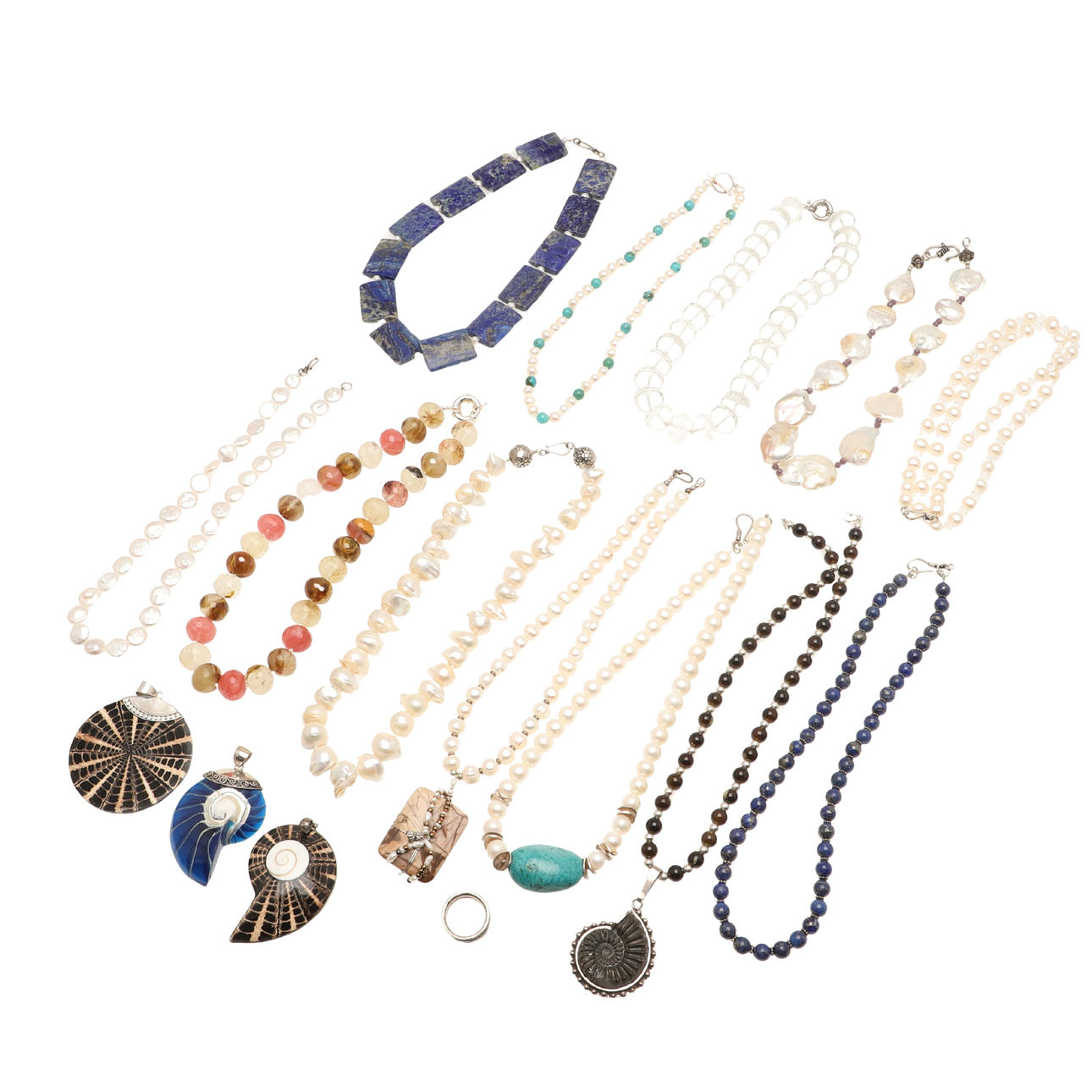 EN MÆNGDE MODERNE DYRKEDE PERLER, HALSKÆDER OSV.