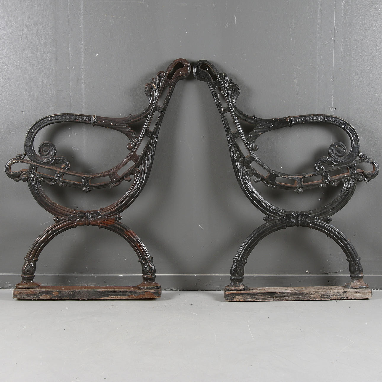 GAVLAR TILL TRÄDGÅRDSSOFFA, gjutjärn, Skoglund och Olson, Gefle. 1900-talets första hälft.