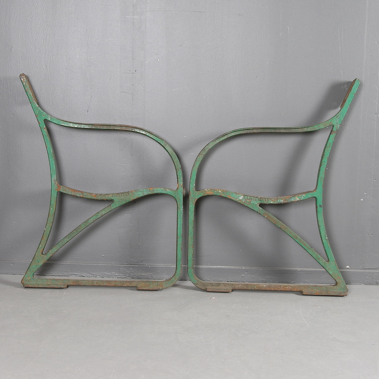 GAVLAR TILL TRÄDGÅRDSSOFFA, gjutjärn, Näfveqvarns Bruk, 1900-talets första hälft.