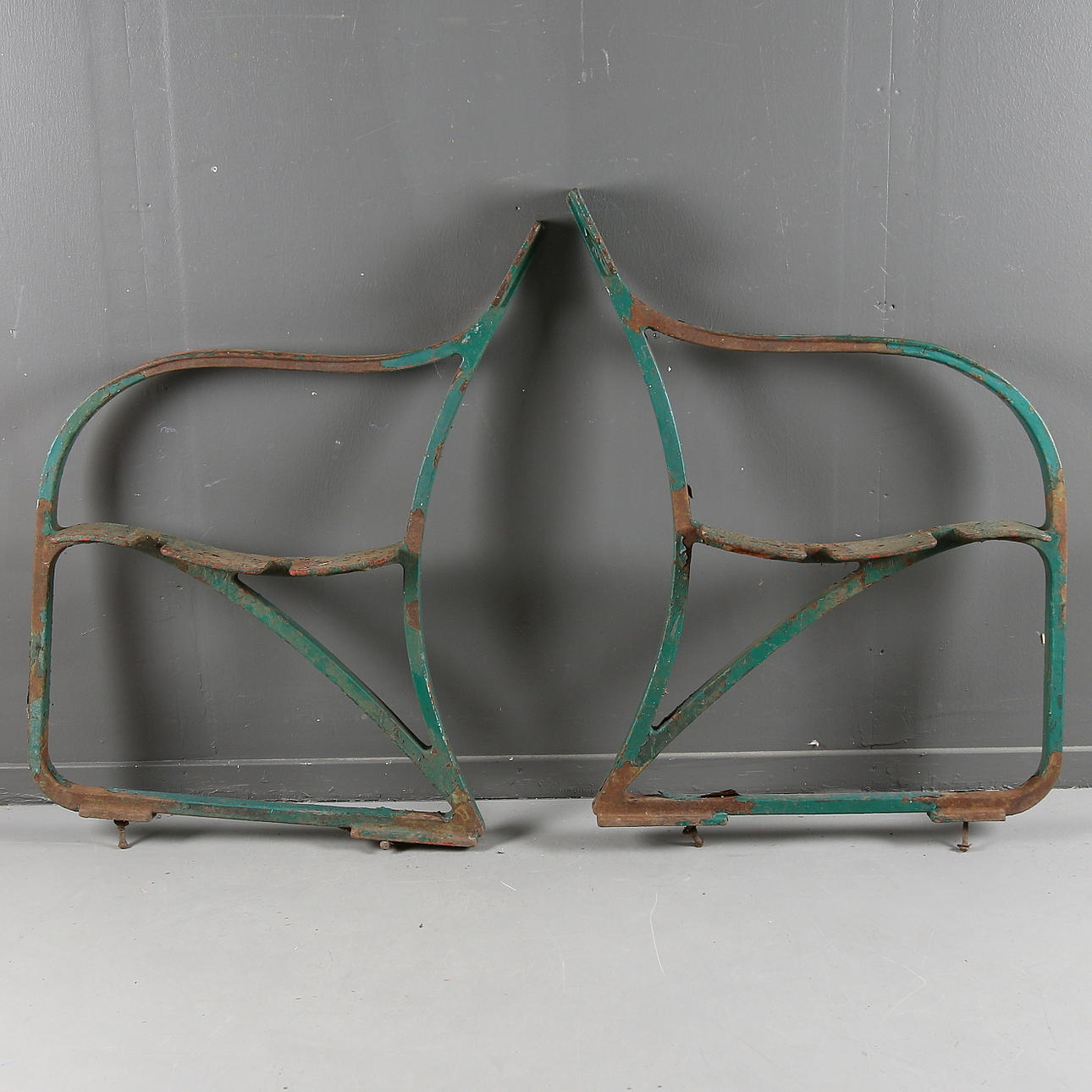 GAVLAR TILL TRÄDGÅRDSSOFFA, gjutjärn, Näfveqvarns Bruk, 1900-talets första hälft.