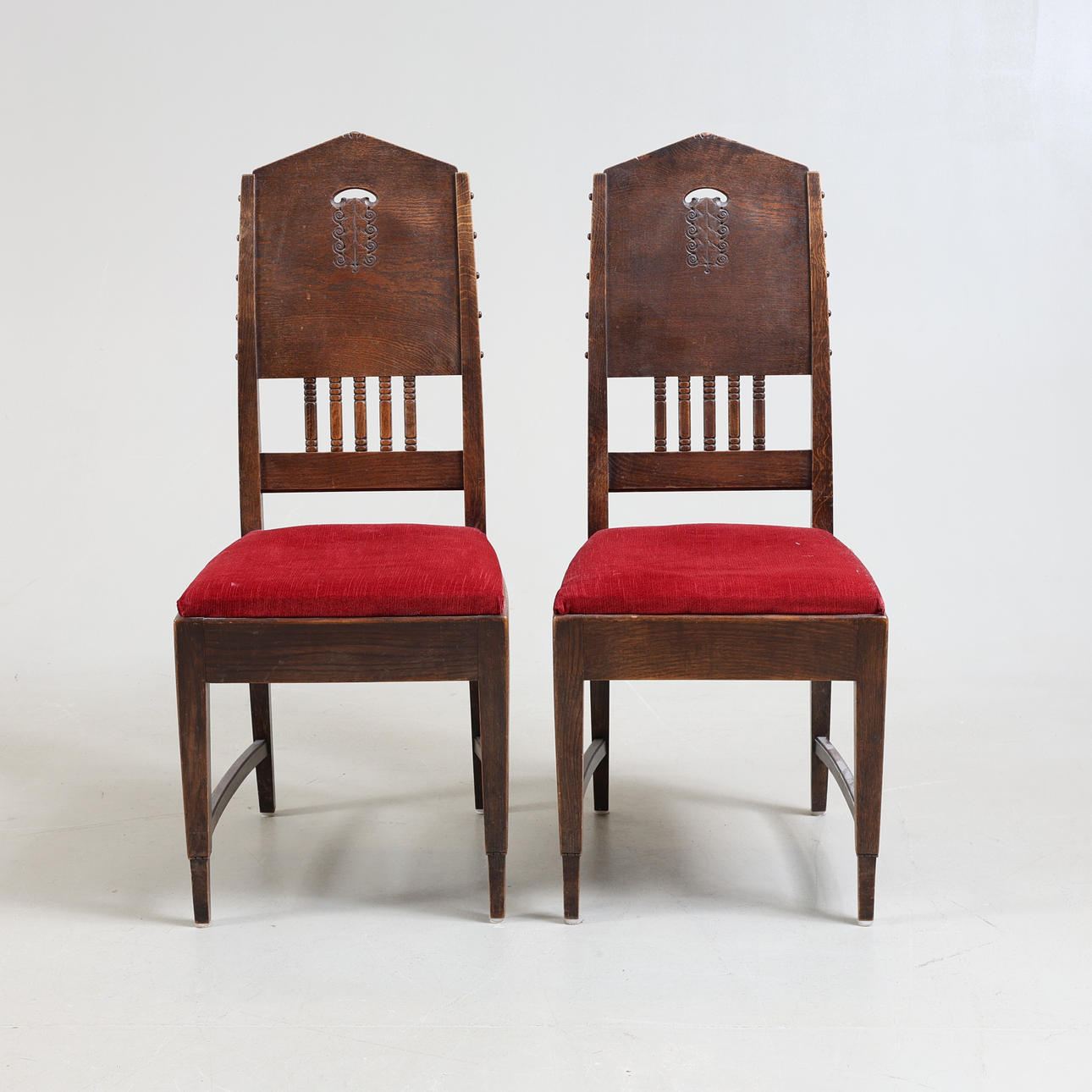 Ein Paar Jugens Eichenstühle, frühes 20. Jahrhundert.