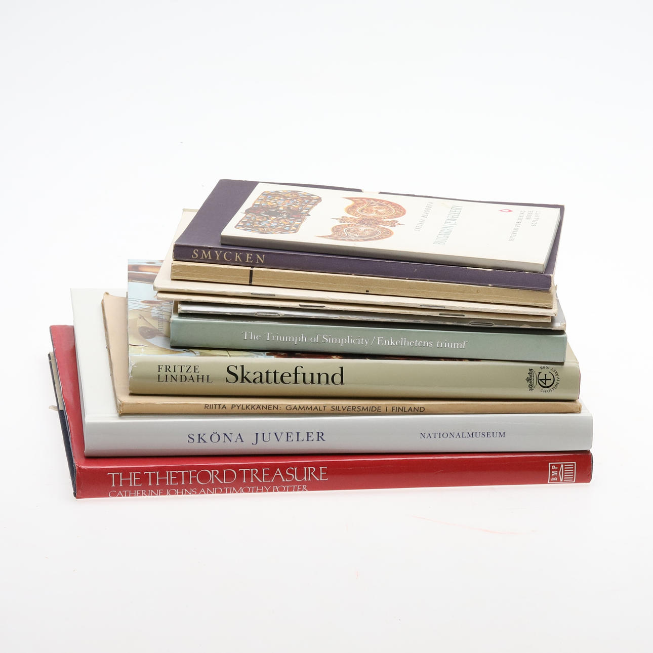 Ein Set mit 11 Büchern, Schmuck und Edelmetallen.