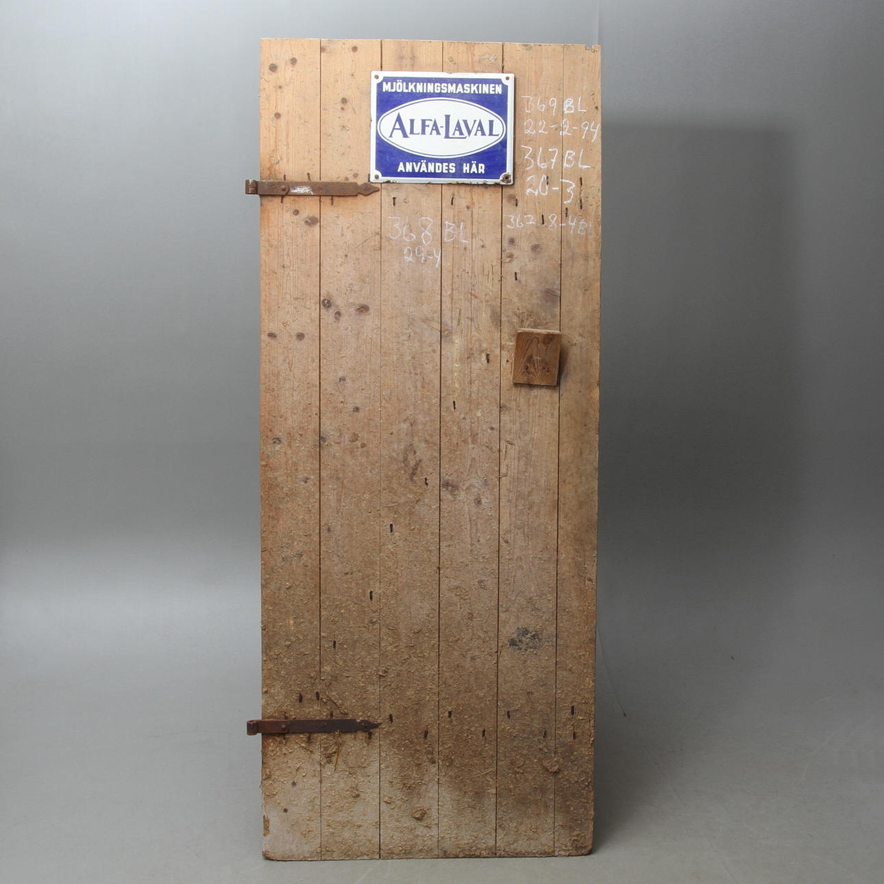 DÖRR med emaljskylt, 1900-talets första hälft.