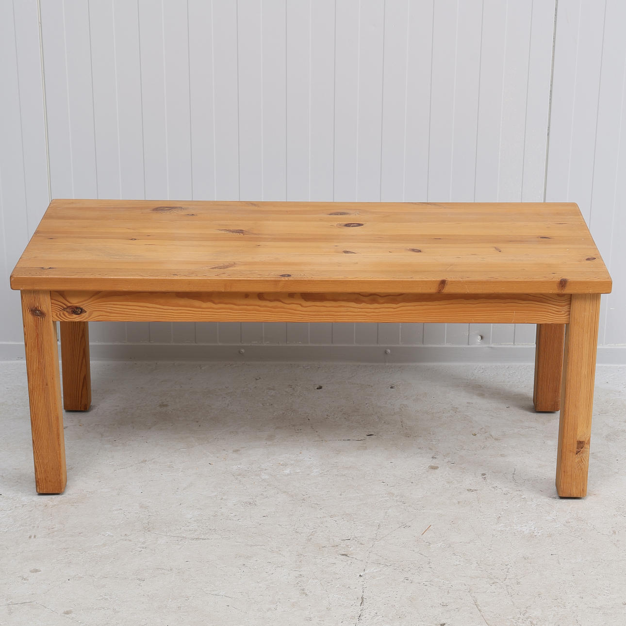 A 1900/21st-century pine coffee table.