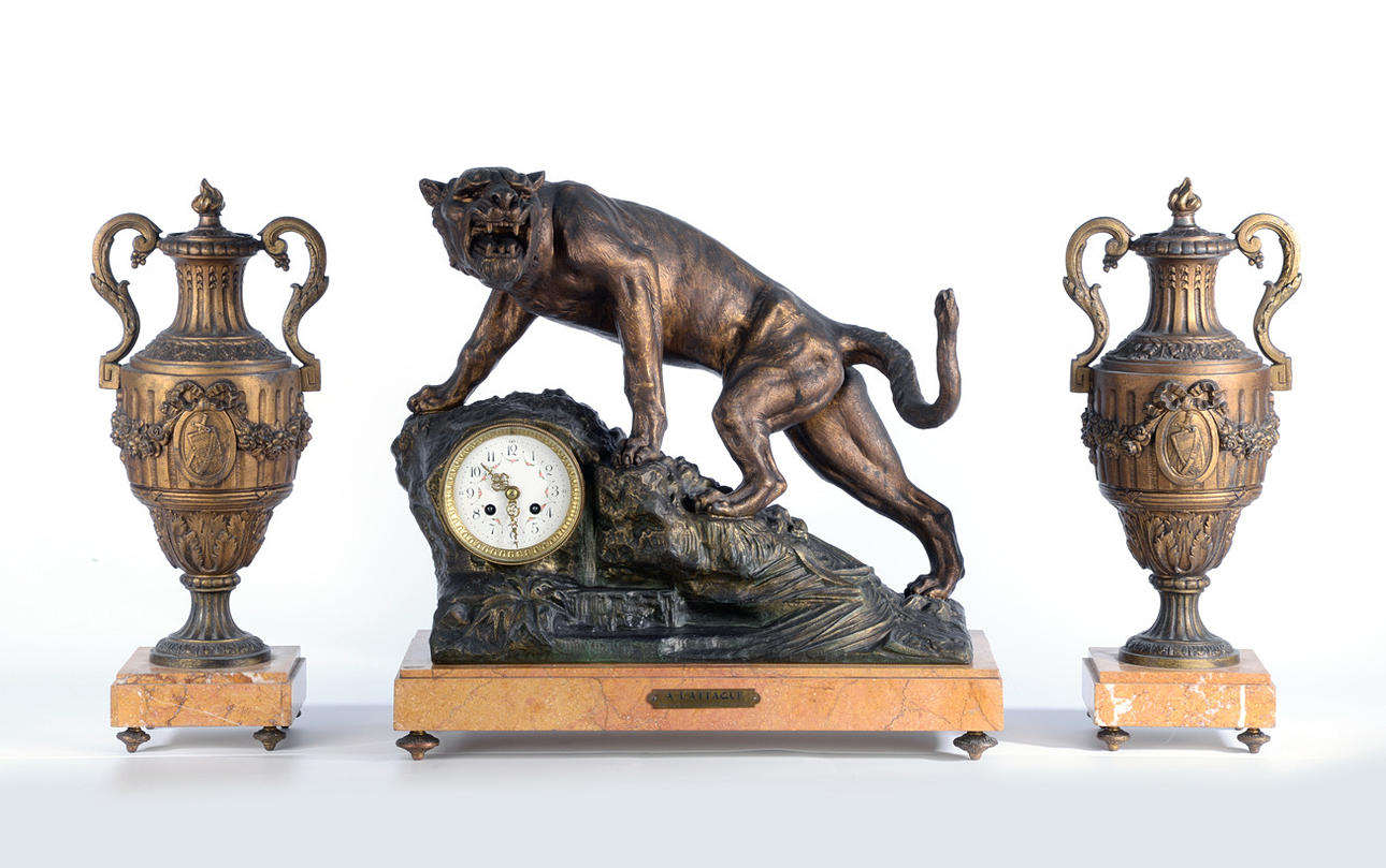 FRÉDÉRIC-AUGUSTE MARTI. Antiqued mantel klocka. Bostäder tiger skulptur, sida amforor.
