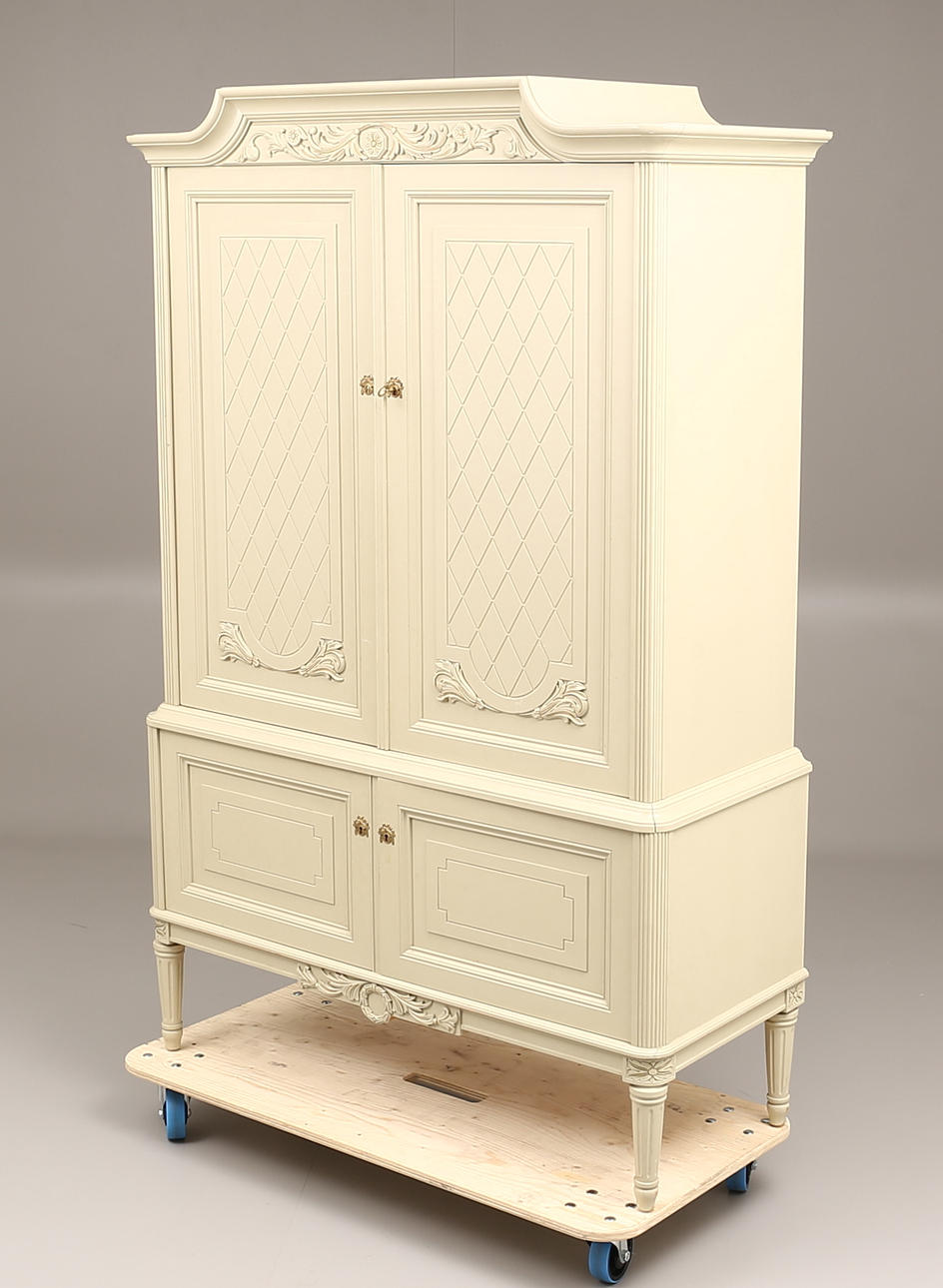 MATSALSSKÅP, vitmålat, gustaviansk stil.