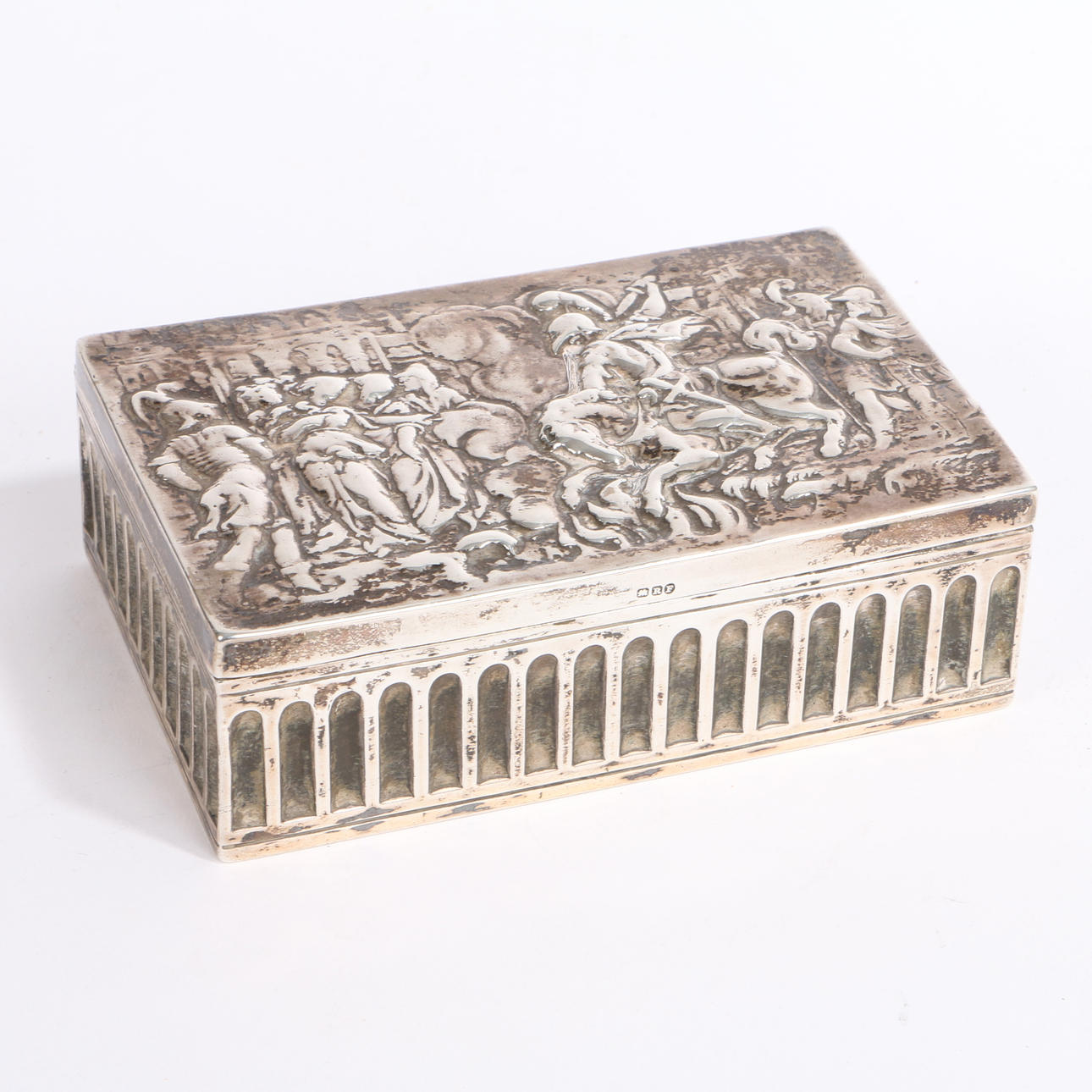 EINE SPÄTE VIKTORIANISCHE SILBERDOSE.