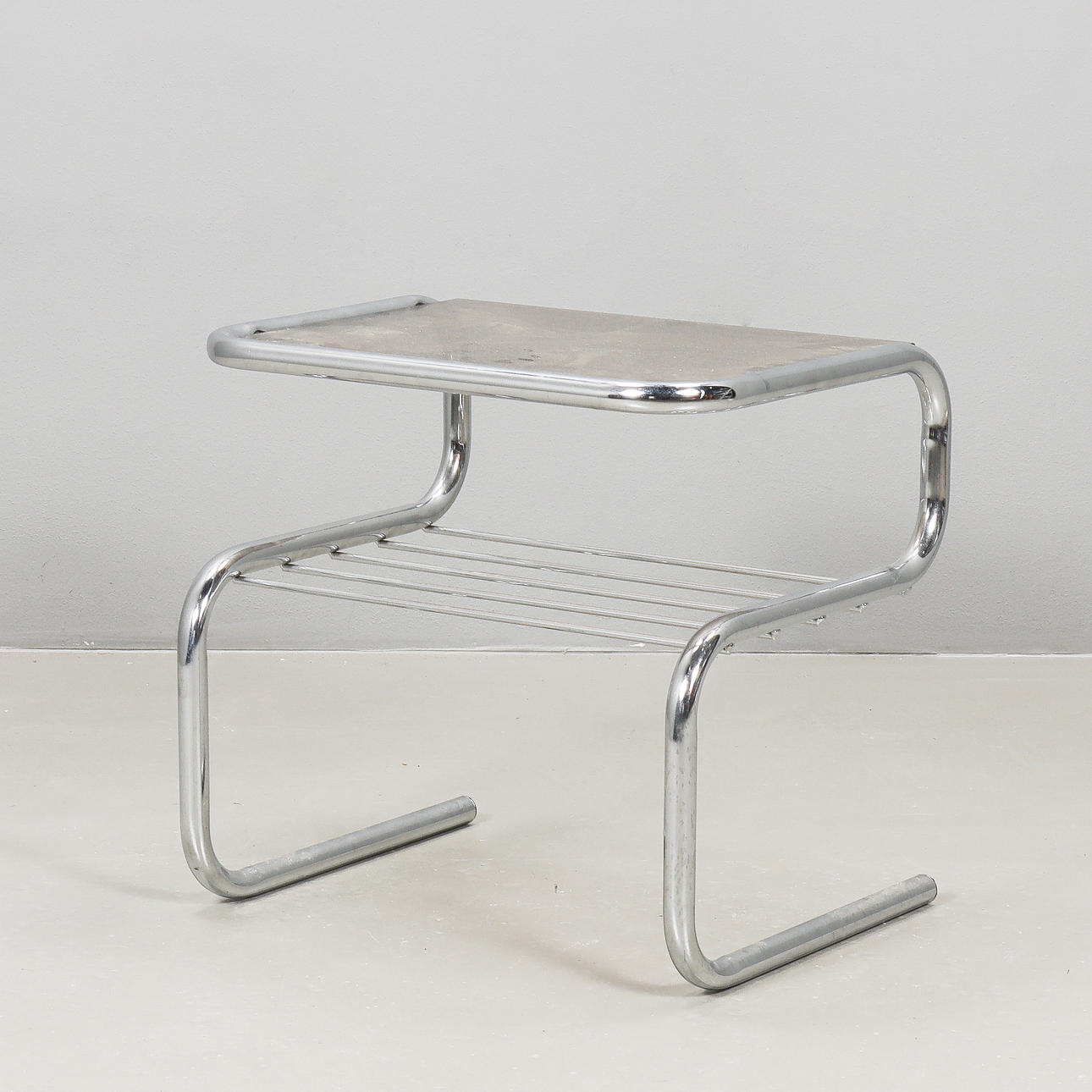 SÄNGBORD Kromade stålrör, sent 1900-tal.