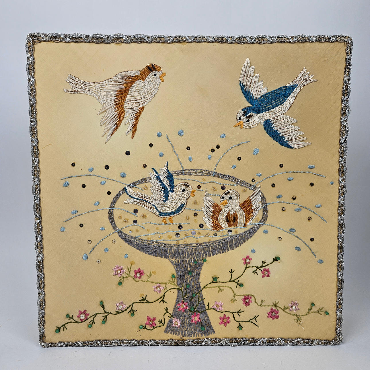 Gestickte Deckenlampe/Wandlampe, 20. Jahrhundert.