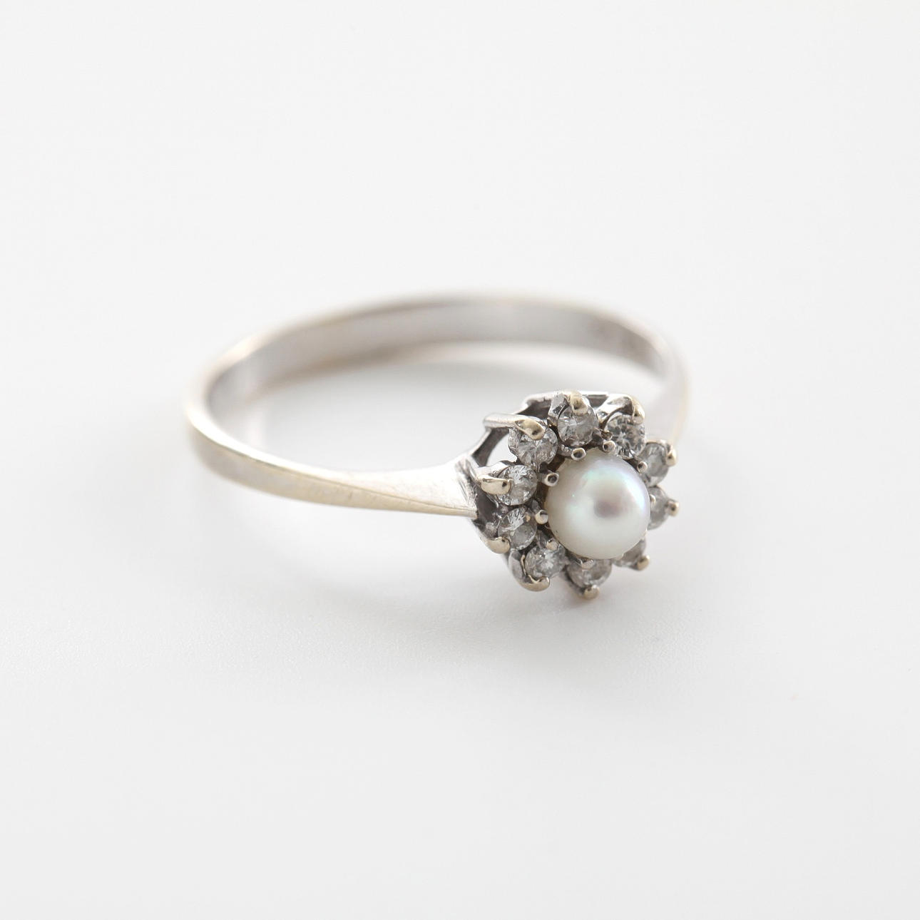 RING MED PERLER OG BRILJANTER, K18 hvidguld.