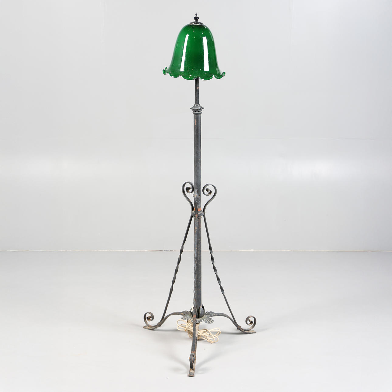 A CAST IRON STANDING FLOOR LAMP.