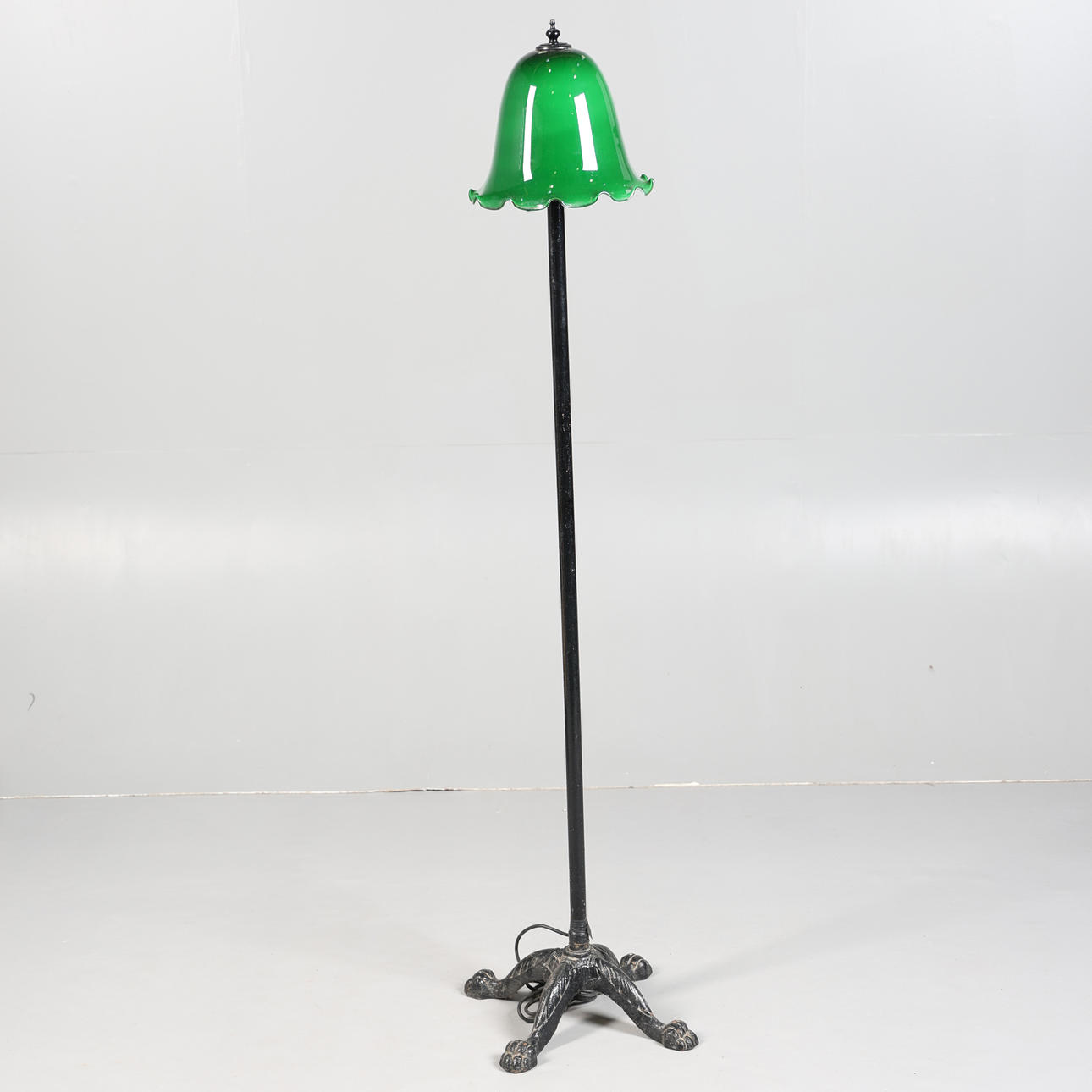 EN SMEDEJERNS GULVLAMPE.