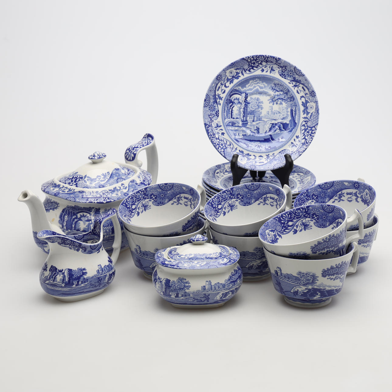 A 27-piece Italian tableware set, Spode, England.