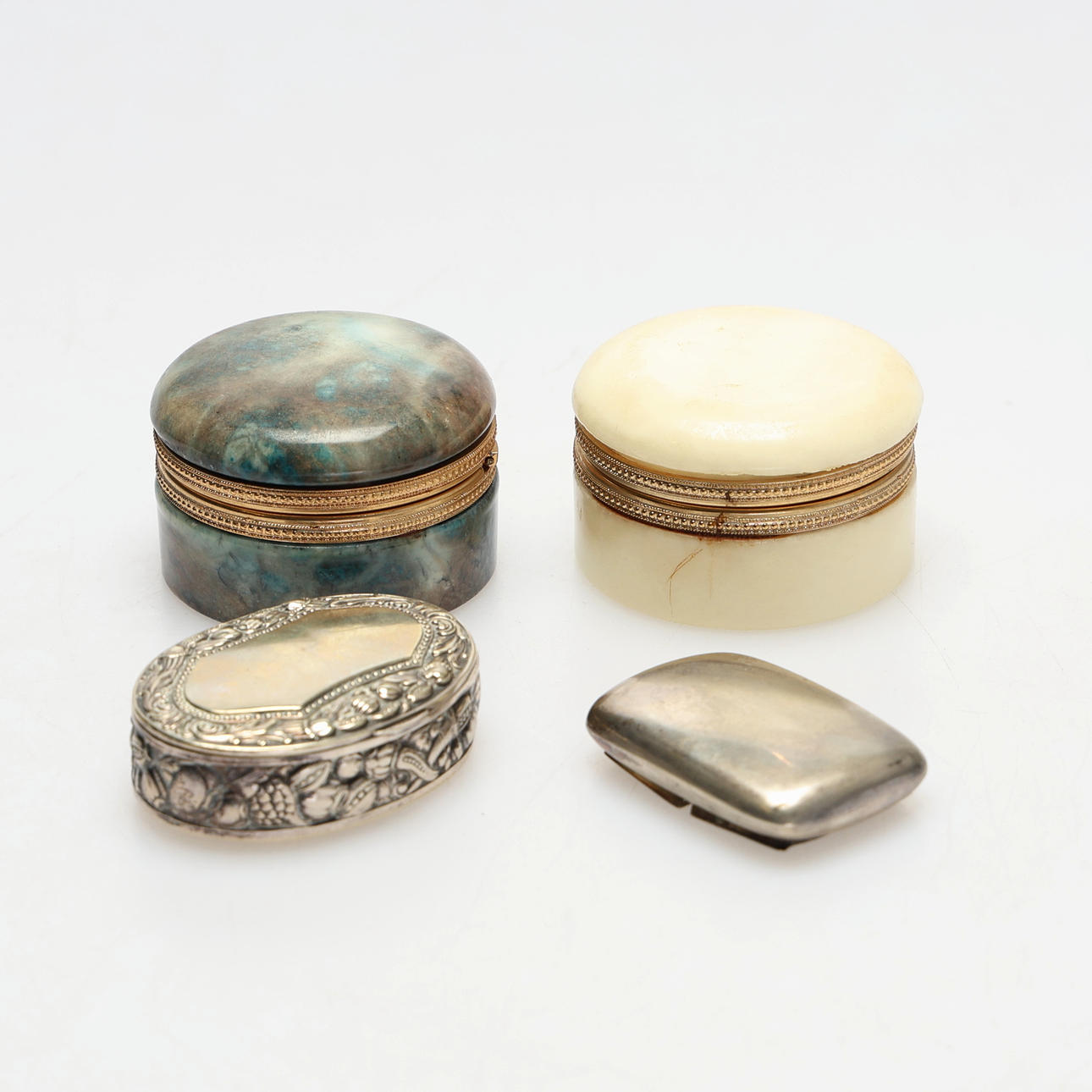 DOSSIER. 4 stk., Alabaster og nysølv.