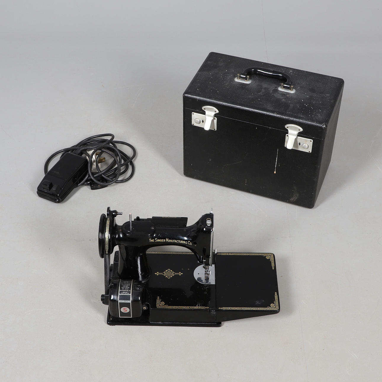 SINGER 221K SYMASKIN MED HÖLJE.