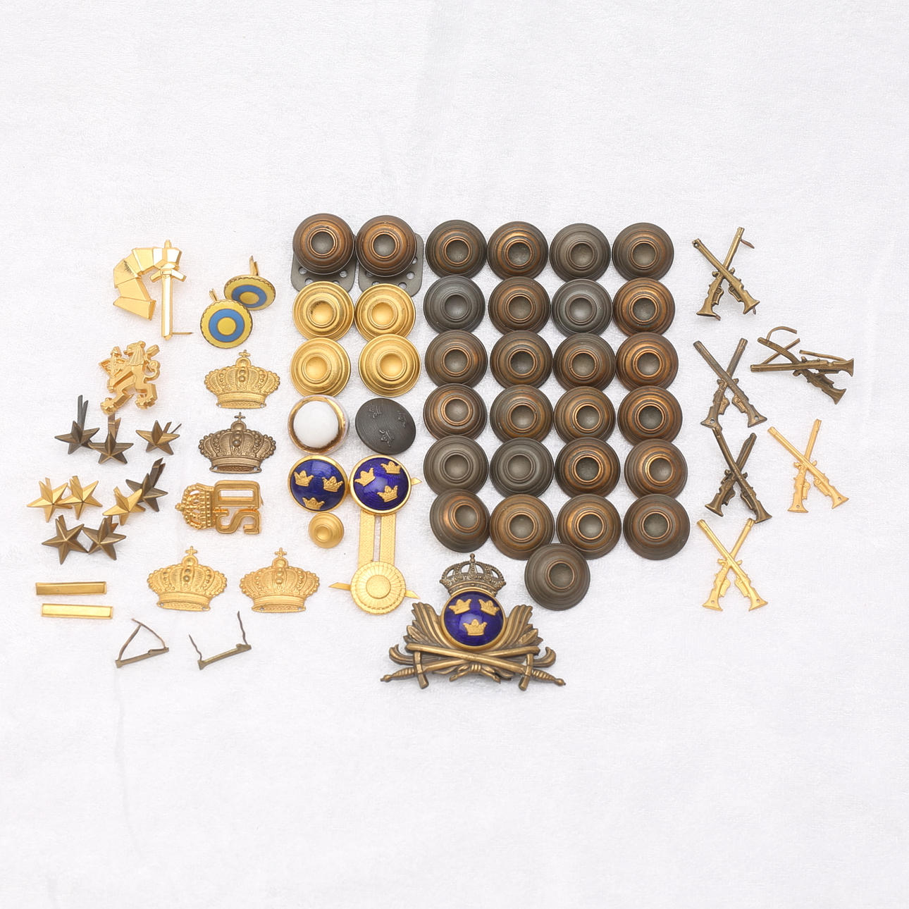 UNIFORMSKNAPPAR, MÖSSMÄRKEN, 65 delar, m.m.