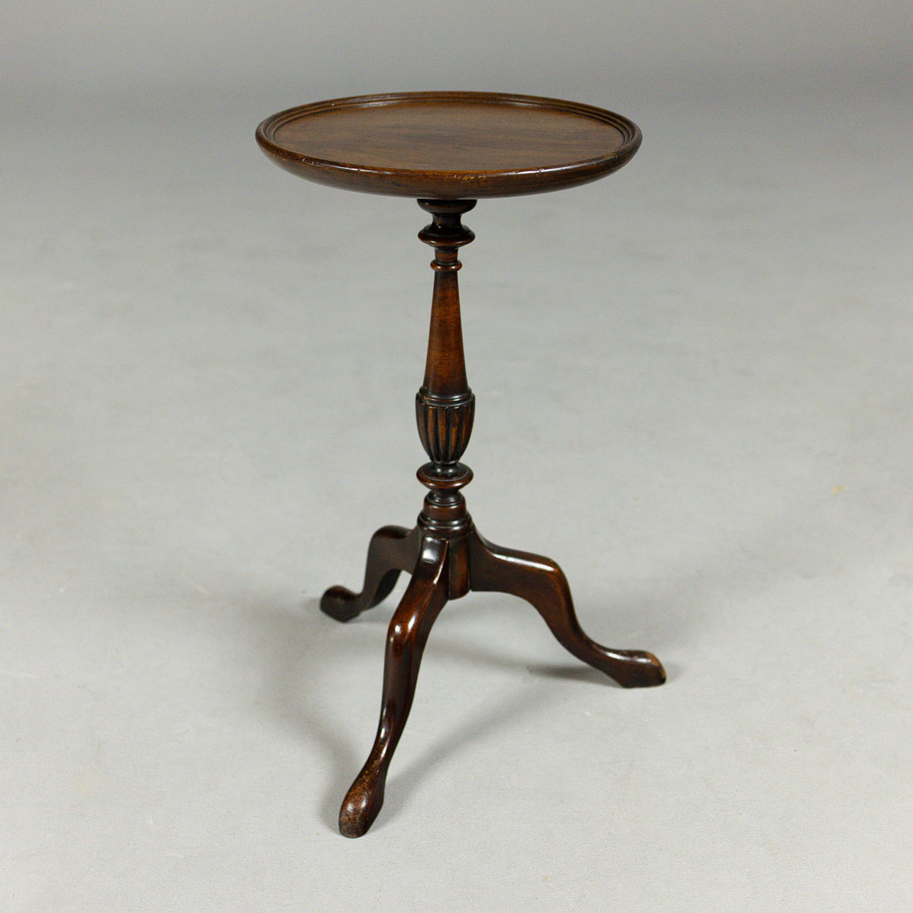 MAHAGONI-WEINTISCH IM GEORGIANISCHEN STIL.