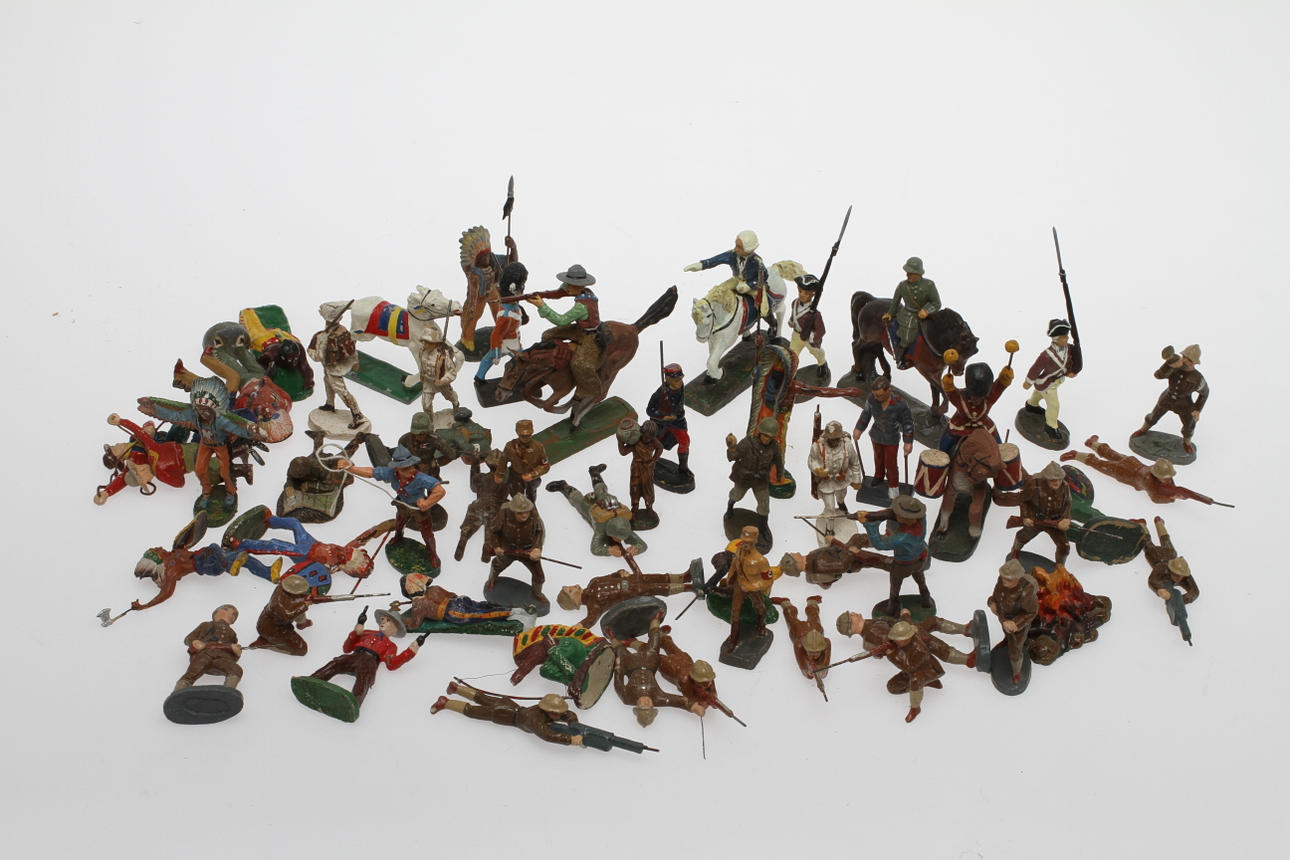 ELASTOLIN med flera, soldater, westernfigurer med mera, cirka 55 stycken.