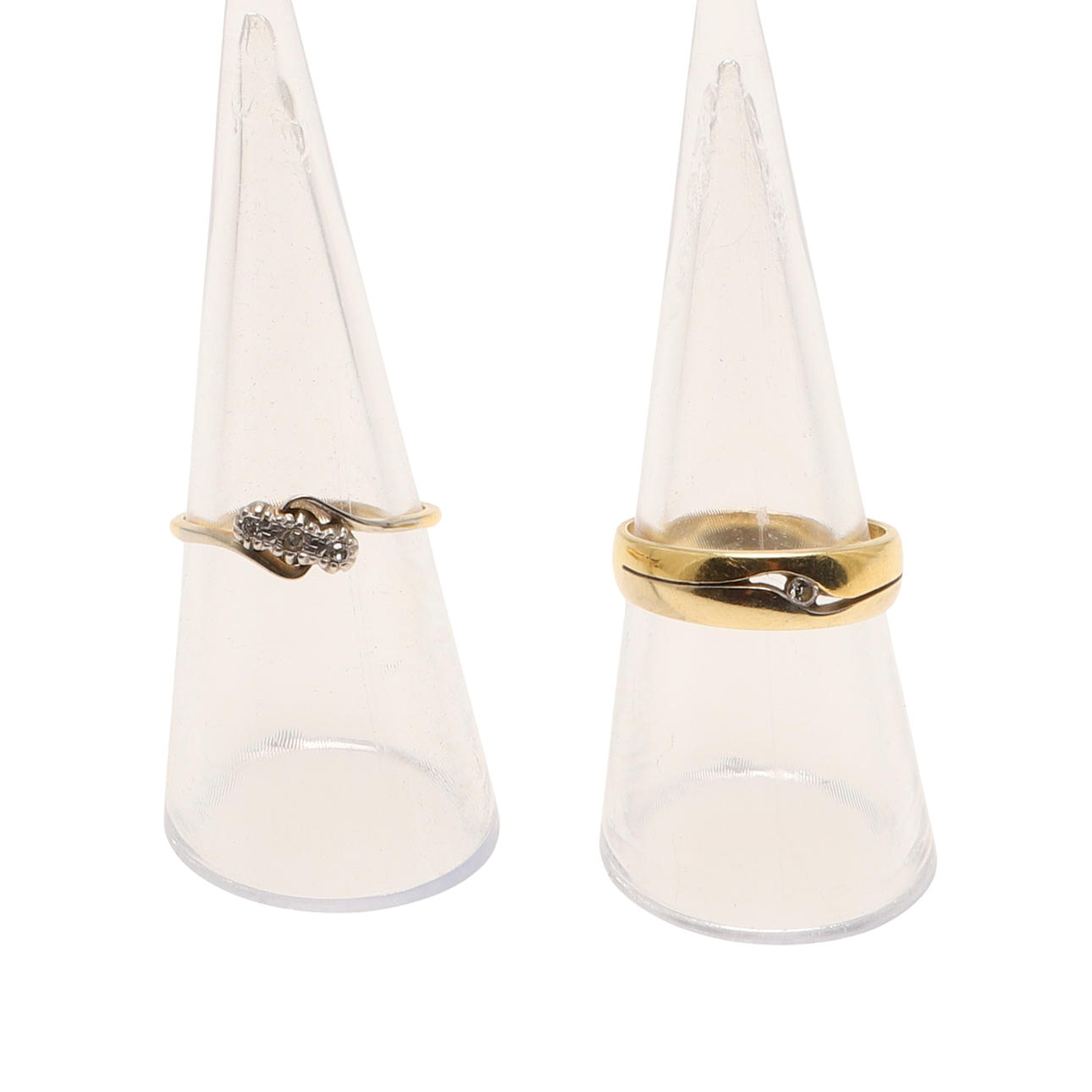 KAKSI 18KT KULTAA JA TIMANTTI-SORMUSTA.