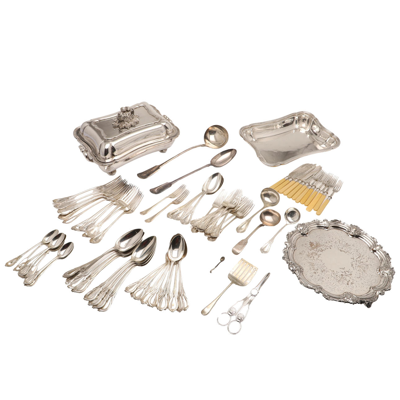 EIN VIKTORIANISCHER SILBERNER SERVIERLÖFFEL UND EINE GROSSE MENGE SILBERPLATTE, DARUNTER EIN TEIL DER KANTINE MIT BESTECK MIT LILIENMUSTER.