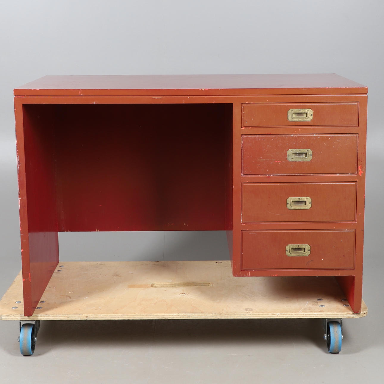 UN ESCRITORIO CON FORMA DE RODILLA PINTADO DE ROJO.