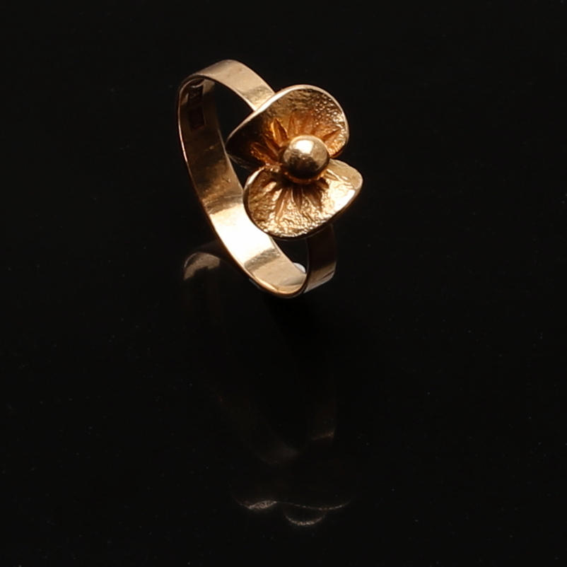 RING, 18K gulguld, vikt 2,74 gram.