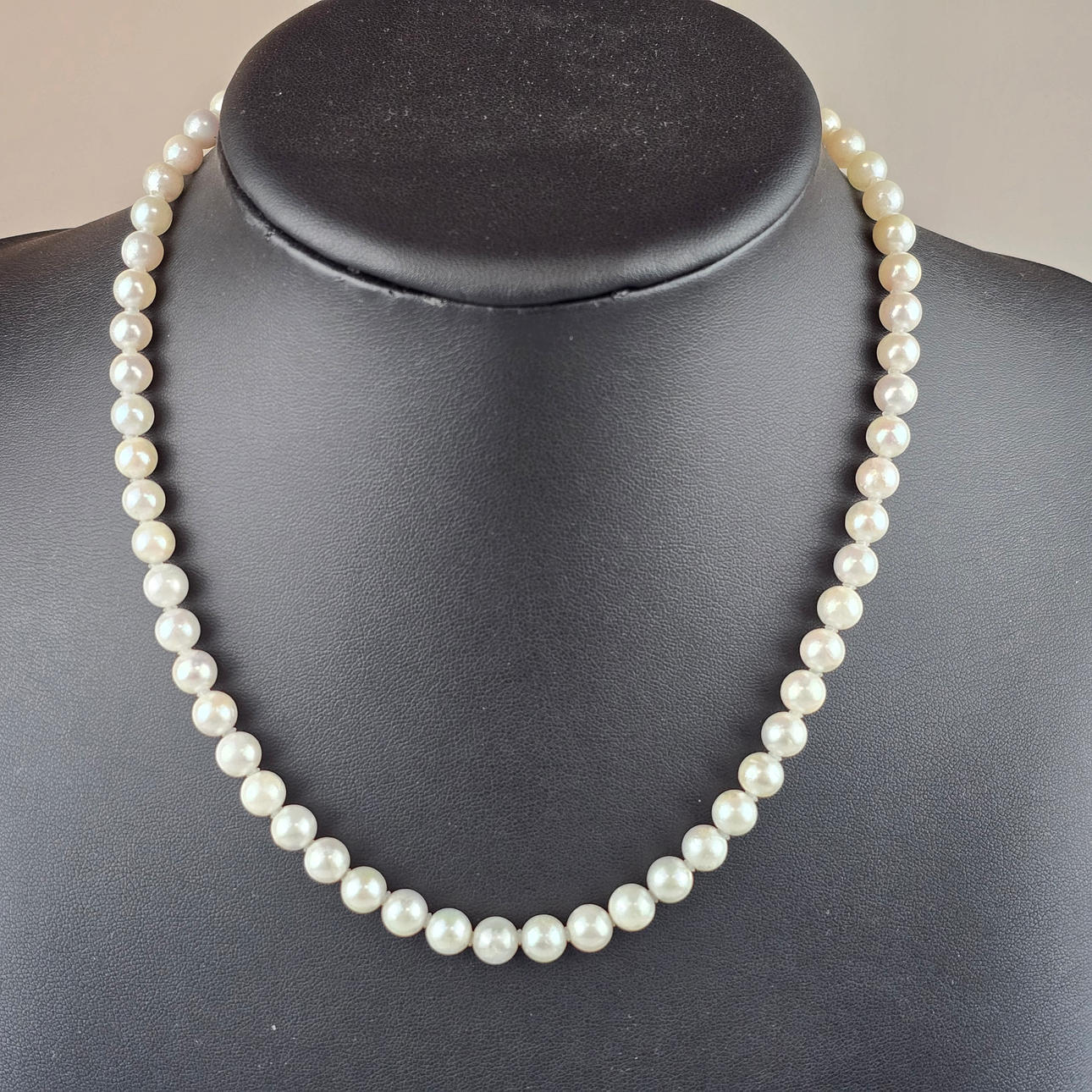 Akoya-Perlenkette - 61 Perlen roséfarbenem Unterton.