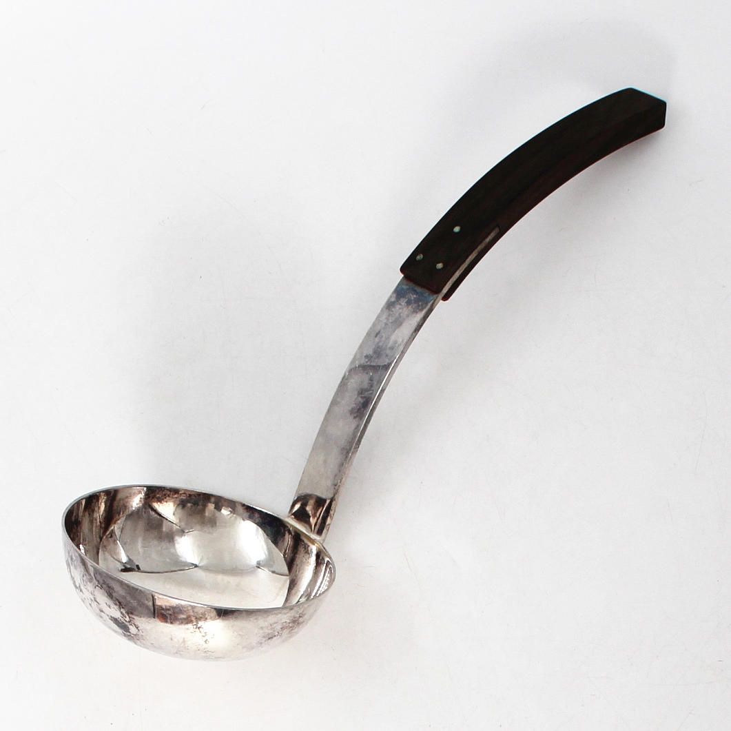 CUCHARÓN PARA SOPA, MANGO DE MADERA, ALPACA DE NÍQUEL.