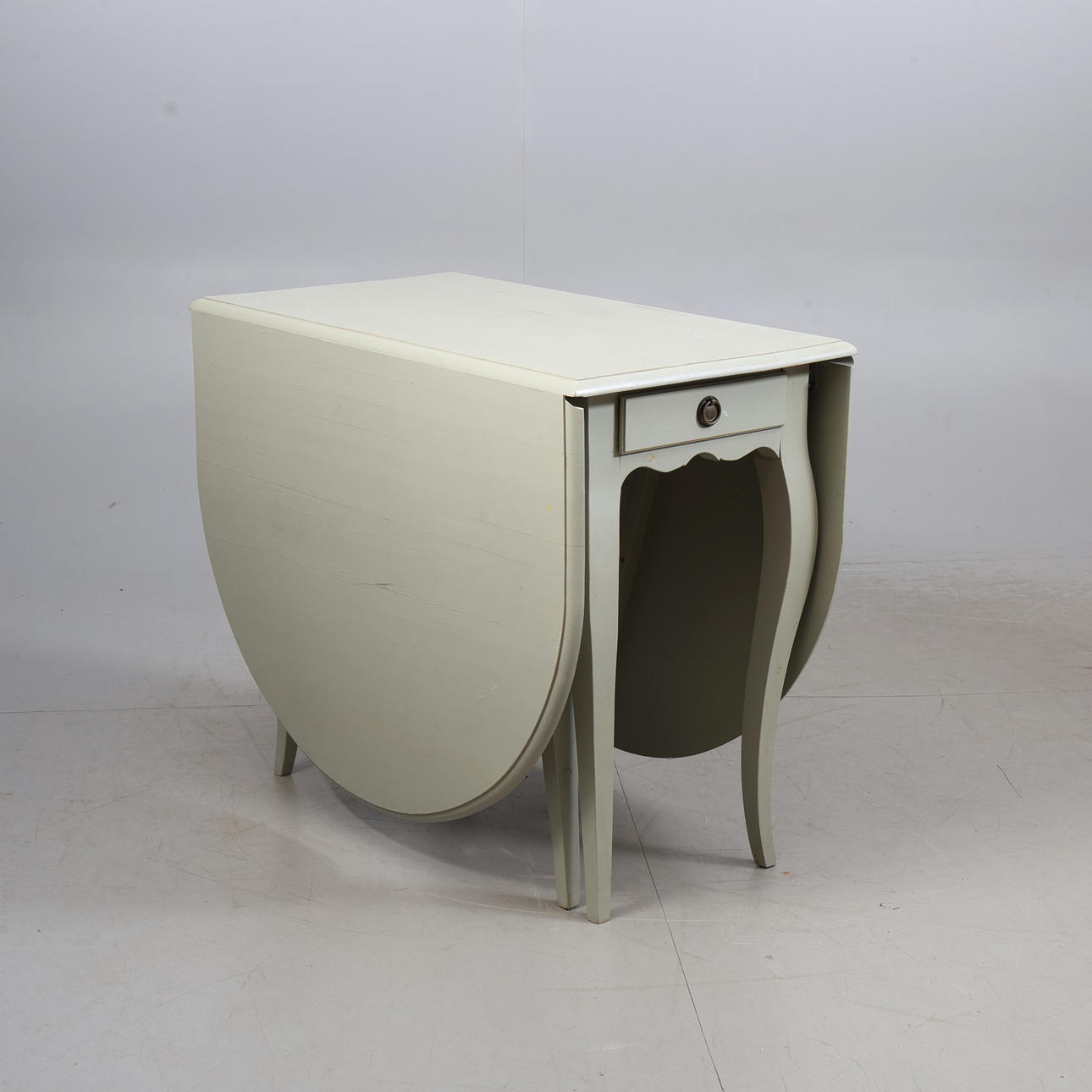 Mesa de percusión de estilo rococó del siglo XX.