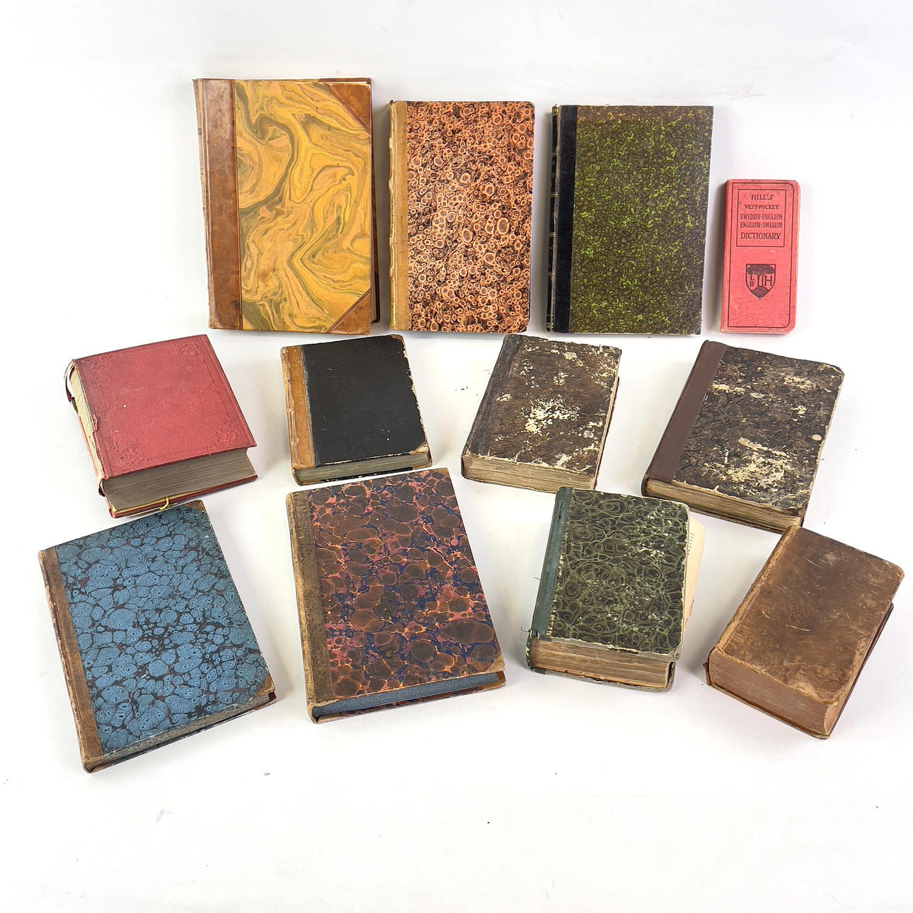 12 libros, la mayoría del siglo XIX.