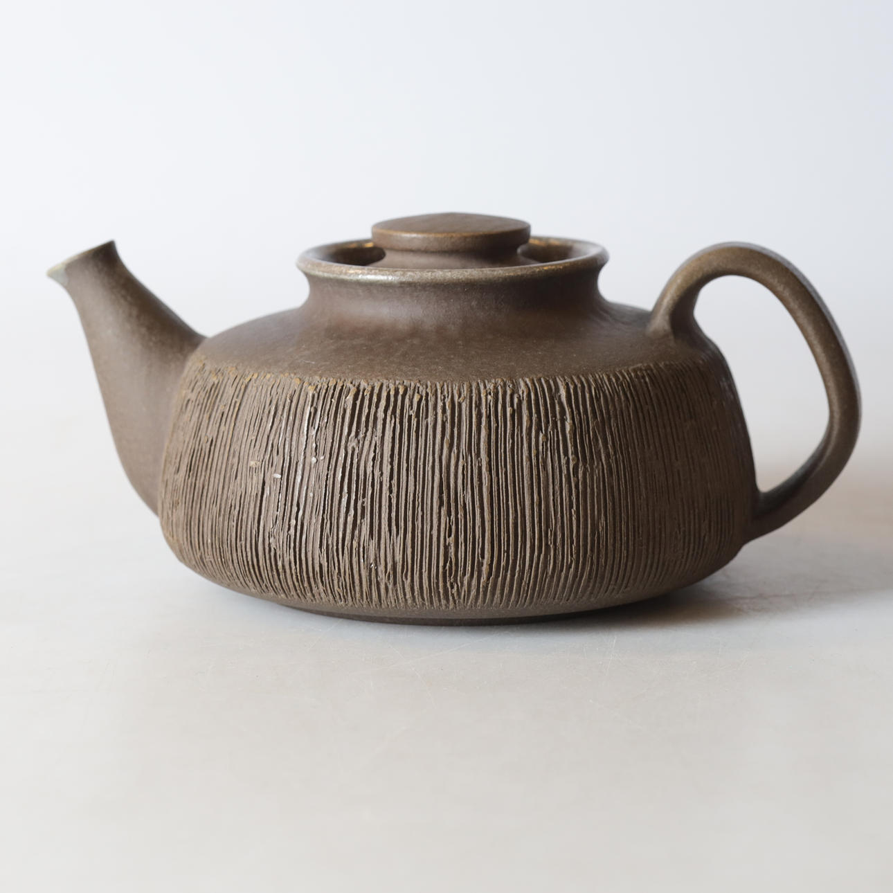 EINAR JOHANSEN. Tetera de gres con decoración tallada, EJO, Dinamarca, años 60.