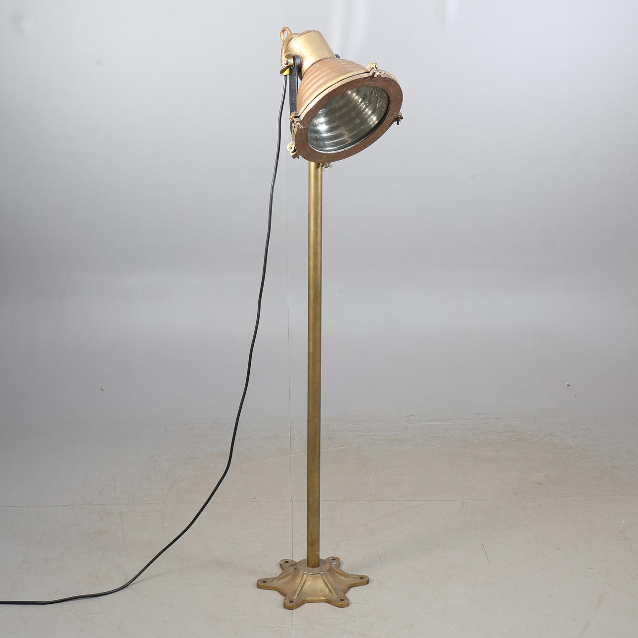 SPOTLIGHTS ON STAND.