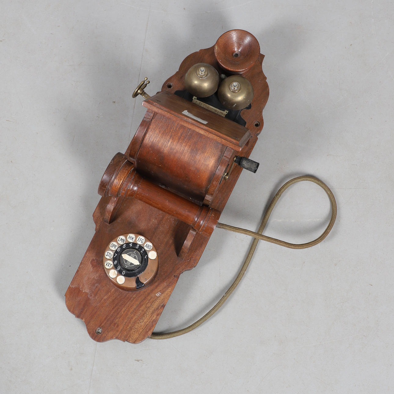 A WOOD CASED WALL MOUNTED TELEPHONE.