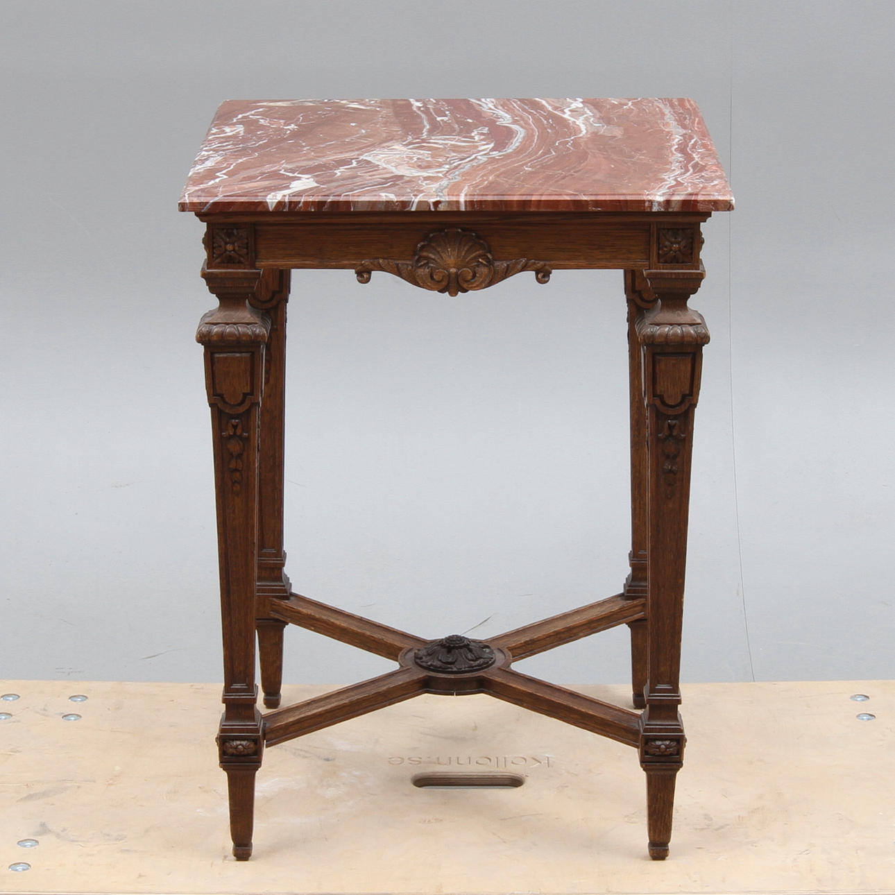 LAMPBORD, med stenskiva, gustaviansk stil, 1900-talets andra hälft.