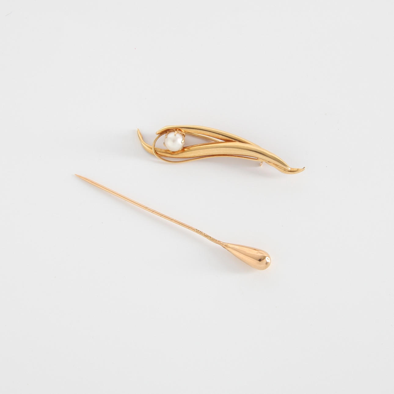BROCHE OG SLIPSNÅL, 18K guld.