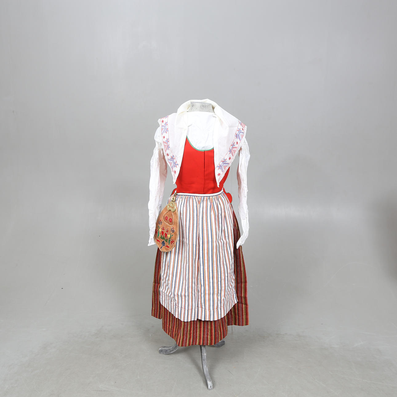 Eine 9-teilige Volkstracht, Skedevi, Östergötland.