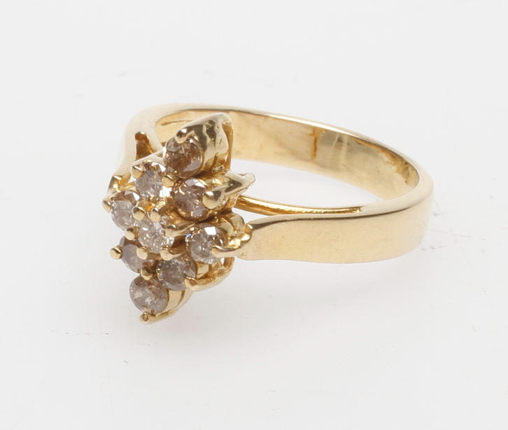 RING, 14k guld, med 9 diamanter, 3,5 gr.