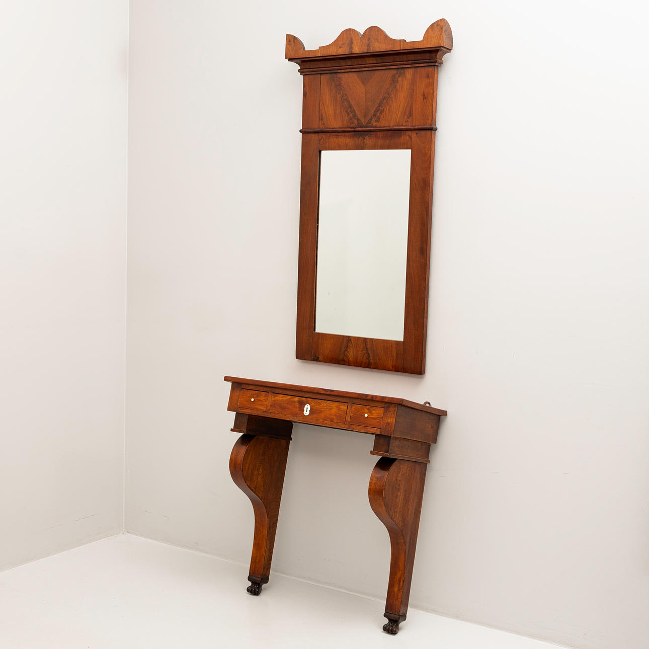 A mirror with console table, mahogany, Karl Johan, first half of the 19th century.