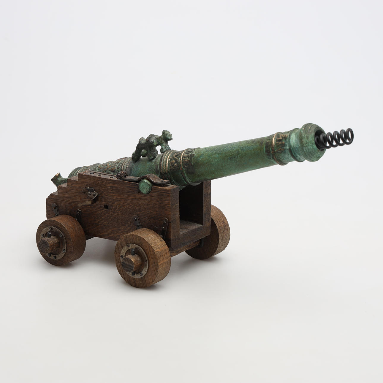 A 20th century “Vasakanon” table cannon.