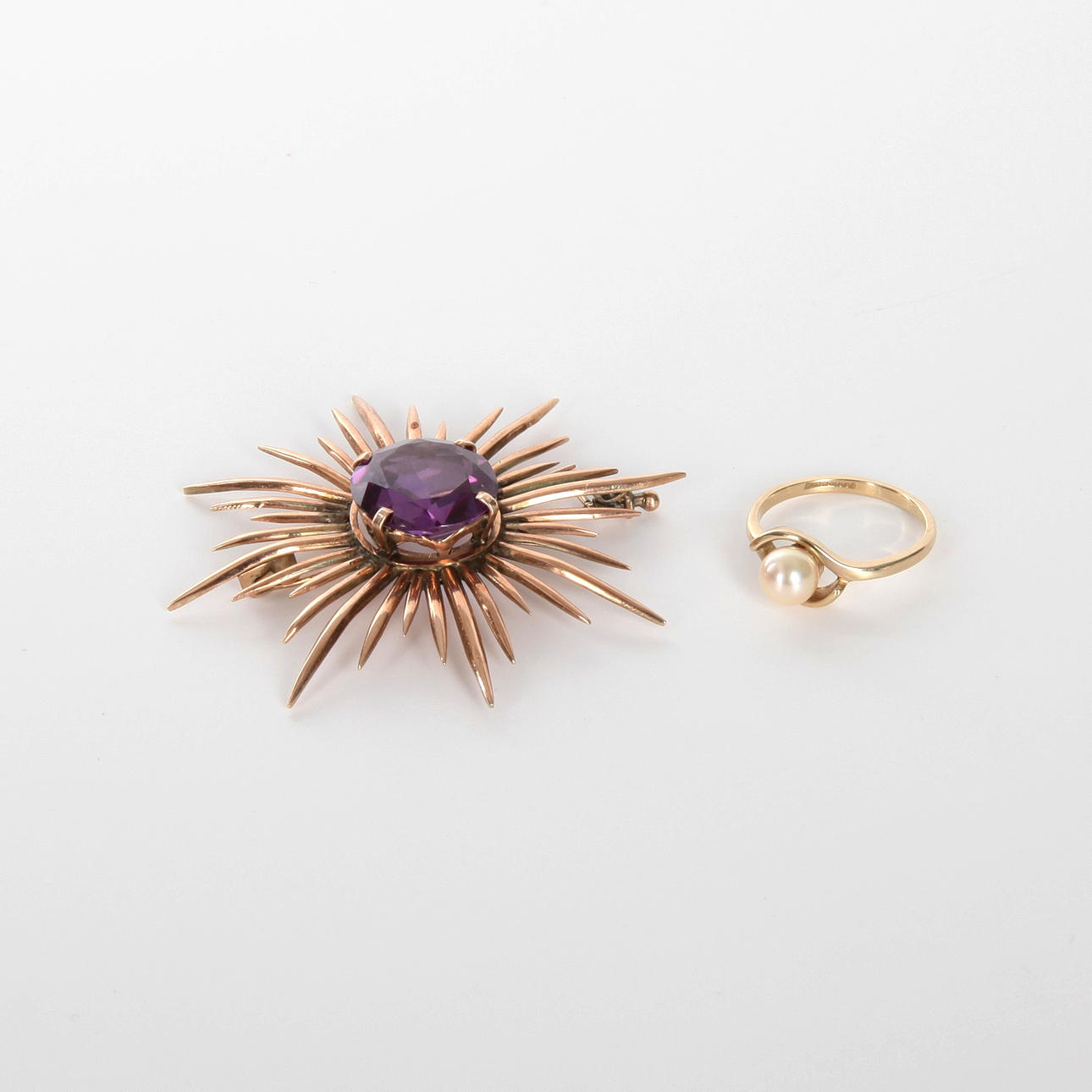 BROSCH OCH RING, 9K guld.