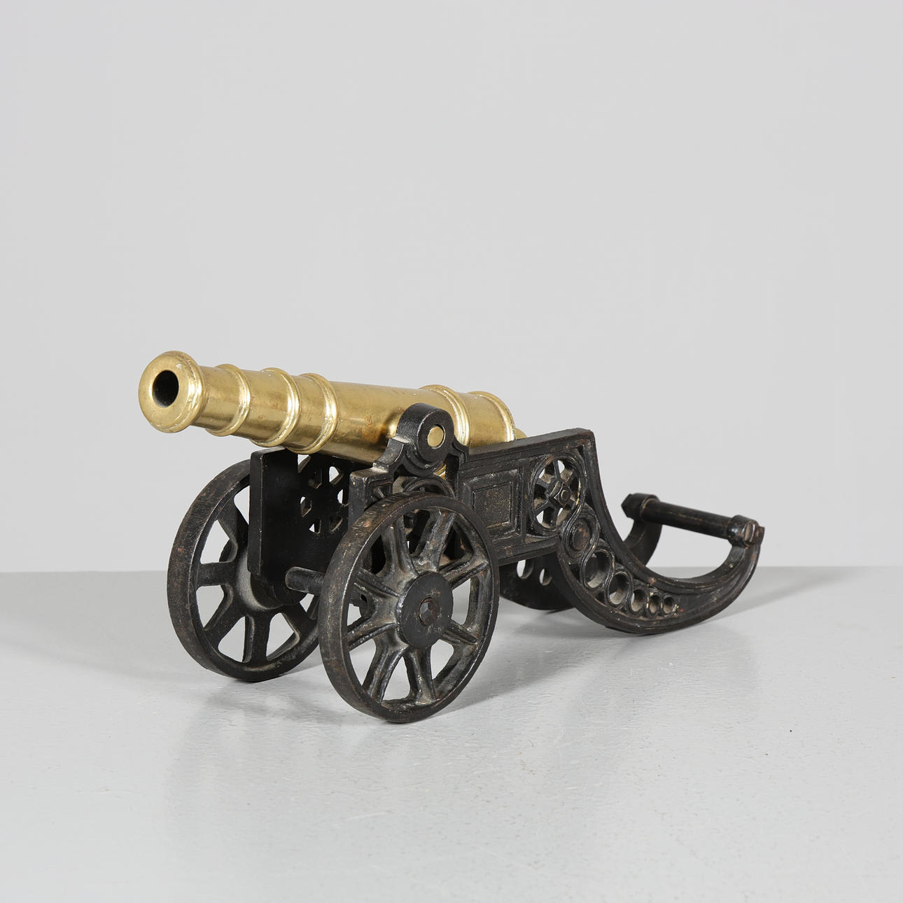 TISCHKANONE, Messing und Gusseisen.